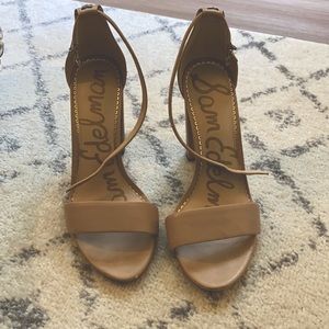 Nude pumps